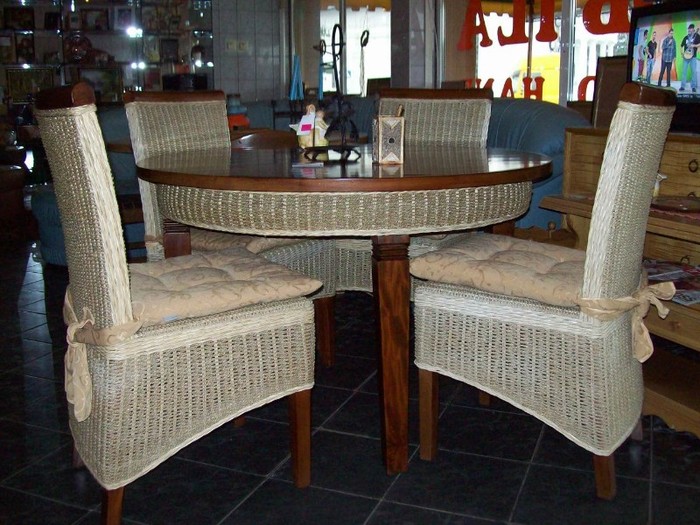 100_1381 - mobilier ratan