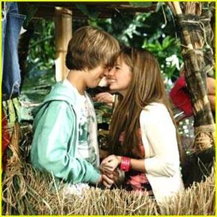 debby-ryan-cole-sprouse-balloon - xxCole Sprouse and Debby Ryanxx