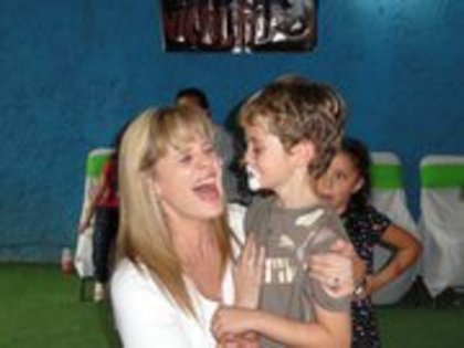 230238_10150236855234715_379559484714_8795023_1156664_a - Erika Buenfil
