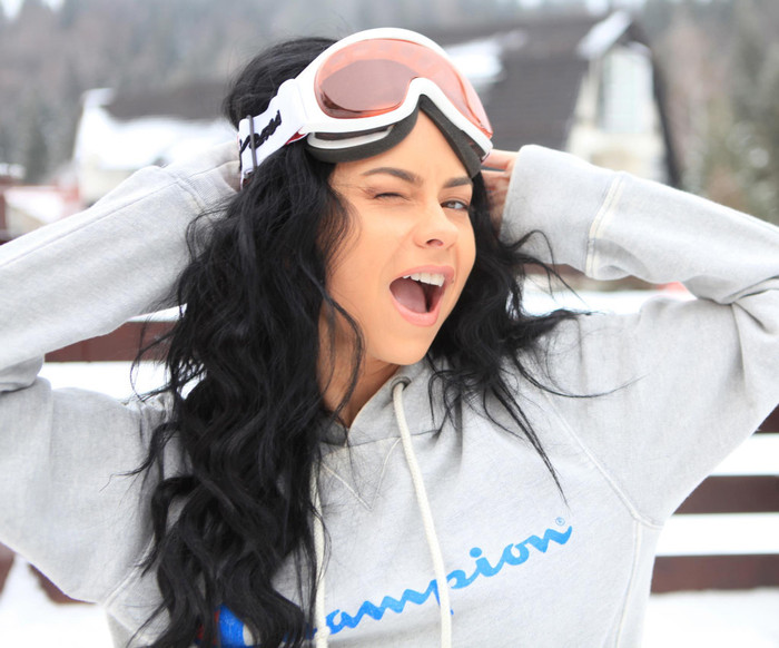 INNA-Skiing-in-Brasov-1