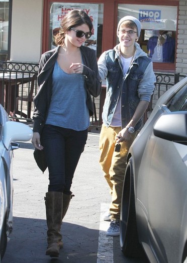 Selena+Gomez+Justin+Bieber+Justin+Bieber+Selena+0HppyWWRPlHl - Jelena Leaving IHOP