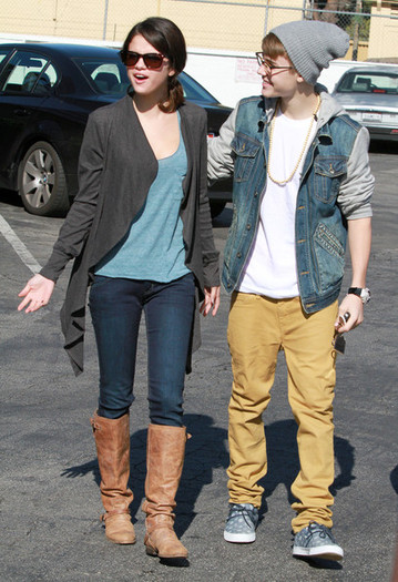 Selena+Gomez+Justin+Bieber+Justin+Bieber+Selena+8WJ1e0kbEc1l - Jelena Leaving IHOP