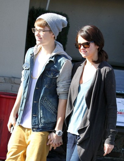 Selena+Gomez+Justin+Bieber+Justin+Bieber+Selena+NCyaqzVl5O0l - Jelena Leaving IHOP