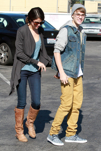 Selena+Gomez+Justin+Bieber+Justin+Bieber+Selena+o4ccMt3PuRrl - Jelena Leaving IHOP