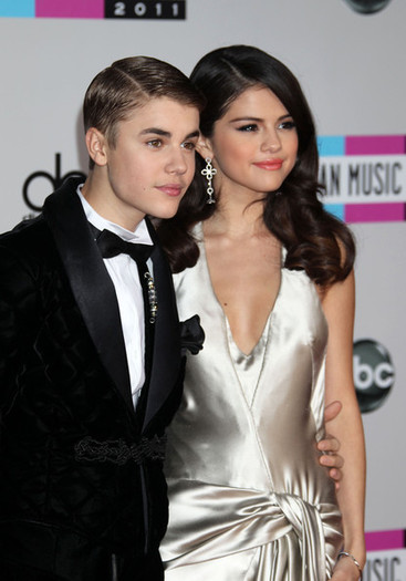 Selena+Gomez+Justin+Bieber+2011+American+Music+n7SIxYzLKd4l - American Music Awards---22 November 2011