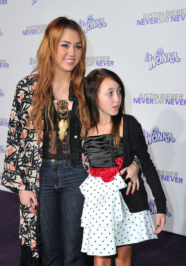 Miley Cyrus Noah Cyrus Premiere Paramount DLuq0o9nKIDl - Vedete