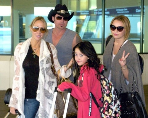 s004 - Miley Cyrus At Nashville Airport