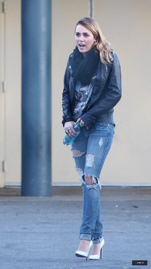 10 - Miley Cyrus At Panera Bread in Hollywood - December 3