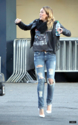 16 - Miley Cyrus At Panera Bread in Hollywood - December 3