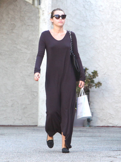 002 - Miley Cyrus At The Bank Before Heading To A Skin Salon In Los Angeles