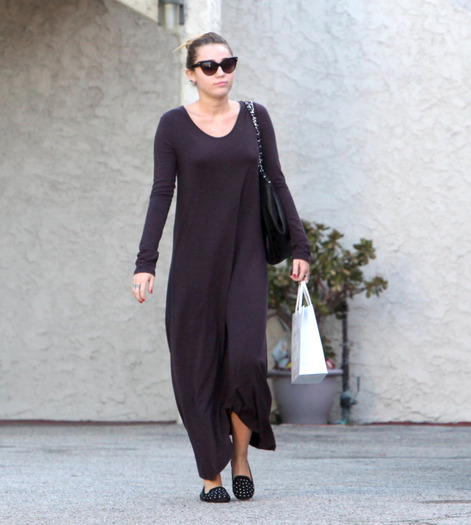 004 - Miley Cyrus At The Bank Before Heading To A Skin Salon In Los Angeles