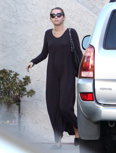 008 - Miley Cyrus At The Bank Before Heading To A Skin Salon In Los Angeles