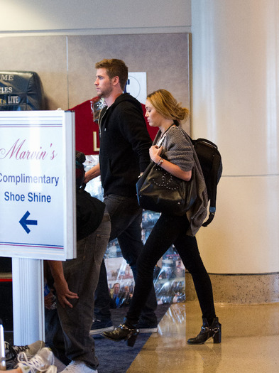 002 - Miley Cyrus Leaving Los Angeles and arriving in Nashville