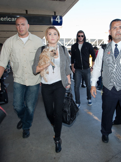 004 - Miley Cyrus Leaving Los Angeles and arriving in Nashville