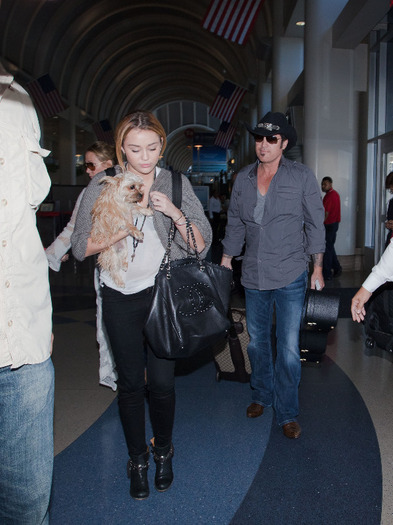 007 - Miley Cyrus Leaving Los Angeles and arriving in Nashville