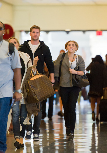 011 - Miley Cyrus Leaving Los Angeles and arriving in Nashville