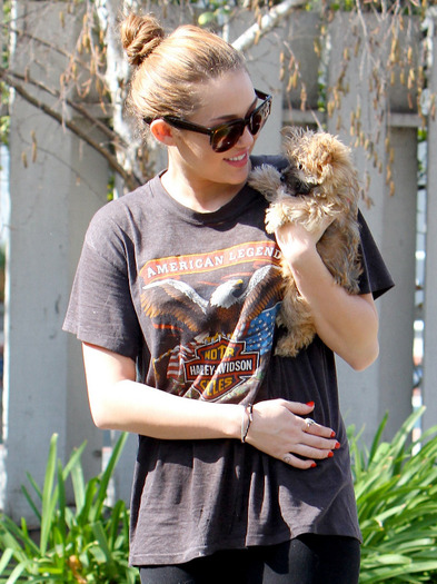 016 - Miley Cyrus Outside of her home in Toluca Lake