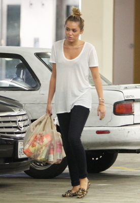 normal_16 - Miley Cyrus Shopping in Studio City