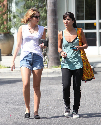 012 - Miley Cyrus Shops at Bed Bath and Beyond