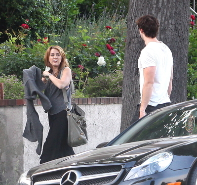 07 - Miley Cyrus At Liam Hemsworts House in Beverly Hills