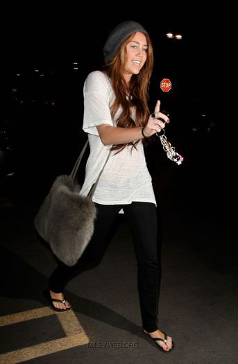 7 - Miley Cyrus At Nail Garden Salon in Toluca Lake - January 16 2010