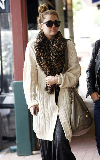 11 - Miley Cyrus Having Lunch in Perth - July 1