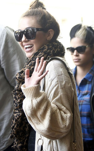 12 - Miley Cyrus Having Lunch in Perth - July 1