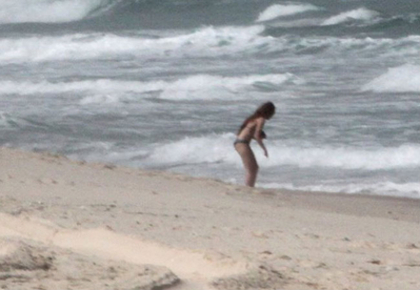 normal_AtABeachInRJBrazil_28329 - Miley Cyrus At An Exclusive Beach In Rio De Janeiro Brazil -12th May