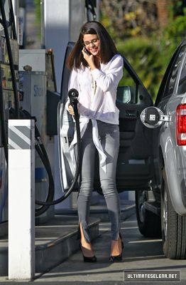 normal_trgrtg_28629 - Selena Gomez At a Pumping Gas Station - January 3
