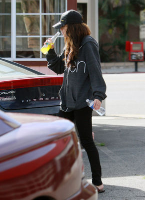 normal_uselena04~70 - Selena Gomez At Bronco Burrito Los Angeles