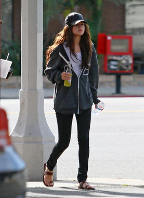 normal_uselena10~47 - Selena Gomez At Bronco Burrito Los Angeles
