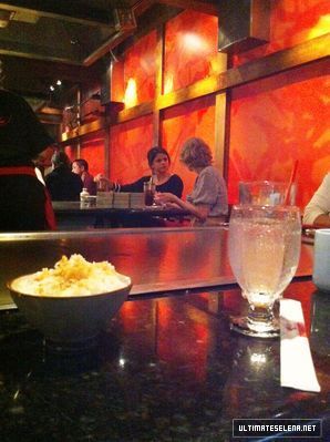 normal_usn-dinner-26sept-2011_28129 - Selena Gomez Dinning with Taylor Swift at Benihana