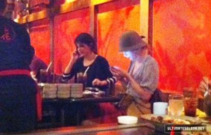 normal_usn-dinner-26sept-2011_28229 - Selena Gomez Dinning with Taylor Swift at Benihana