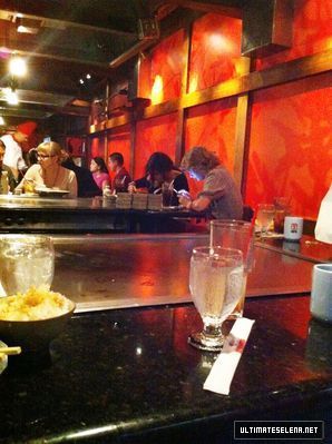 normal_usn-dinner-26sept-2011_28629 - Selena Gomez Dinning with Taylor Swift at Benihana