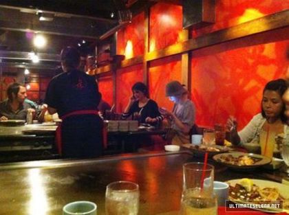 normal_usn-dinner-26sept-2011_281329 - Selena Gomez Dinning with Taylor Swift at Benihana