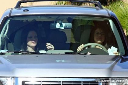 normal_trytuty_28329 - Selena Gomez Getting lunch - January 3