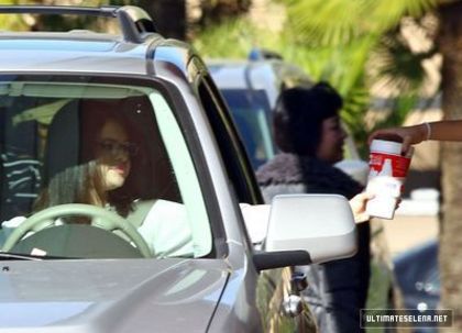 normal_trytuty_28729 - Selena Gomez Getting lunch - January 3