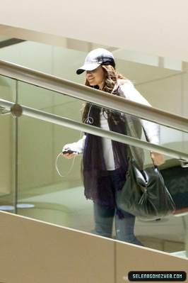 normal_003 - Selena Gomez at LAX Airport