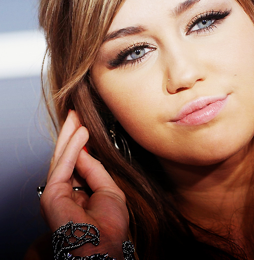 46347056_EBLECLSQA - Miley Cyrus - All About She