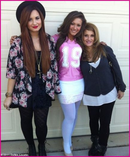 Demi-Lovato-Thanksgiving-Family