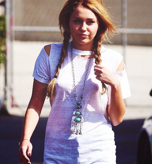 395533_157225044387111_102659159843700_229360_421724285_n - miley-cyrus 1