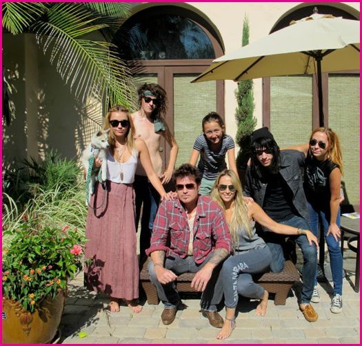 Cyrus-Family-Twitter-Picture - miley-cyrus 1