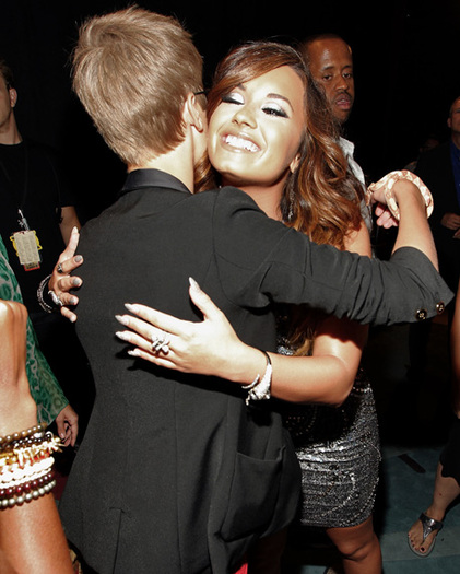 justin-bieber_demi-lovato_122723154