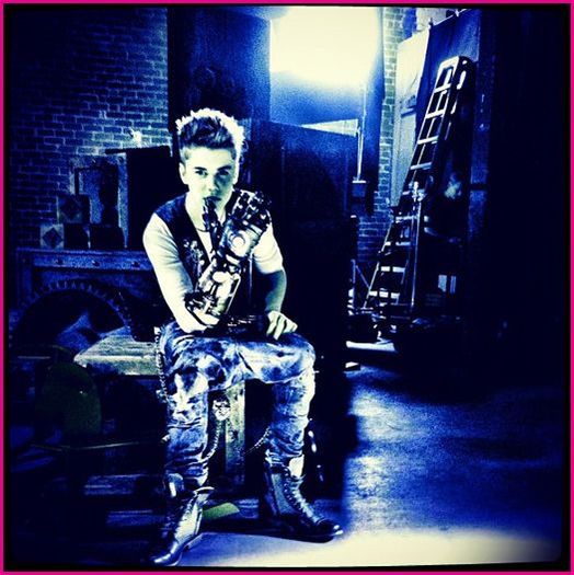 Justin-Bieber-Santa-Claus-Is-Coming-To-Town-Music-Video