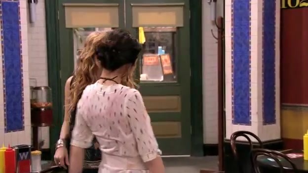 S03E12 070 - Episode Dude Looks Like Shakira