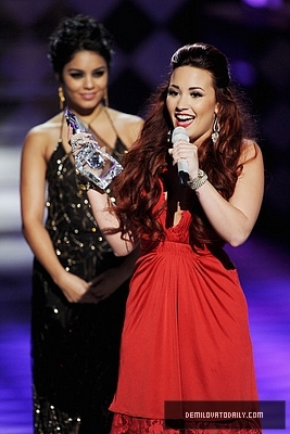 Demitzu (126) - Demitzu - 11 01 2012 - Peoples Choice Awards