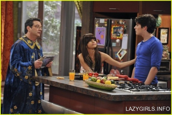 572px-Selena_gomez_wizards_of_waverly_place_season_four_wizard_of_the_year_episode_still_HLwG1DG.siz