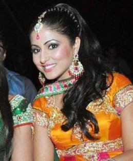 44880_156191827747443_121004084599551_329139_567085_n - Hina Khan