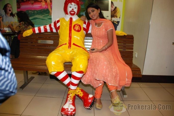 Hina Khan in Love [46]