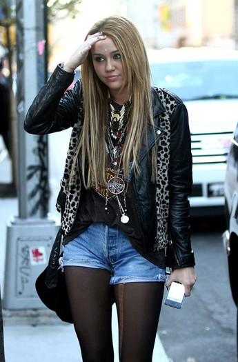 Miley+Cyrus+Miley+Cyrus+Leaves+Hotel+yor8mc7JvE0l - miley-cyrus 1